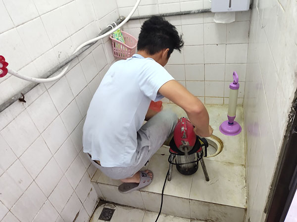 舒城肥皂掉到马桶里把马桶堵住了怎么办？马桶堵住了怎么办