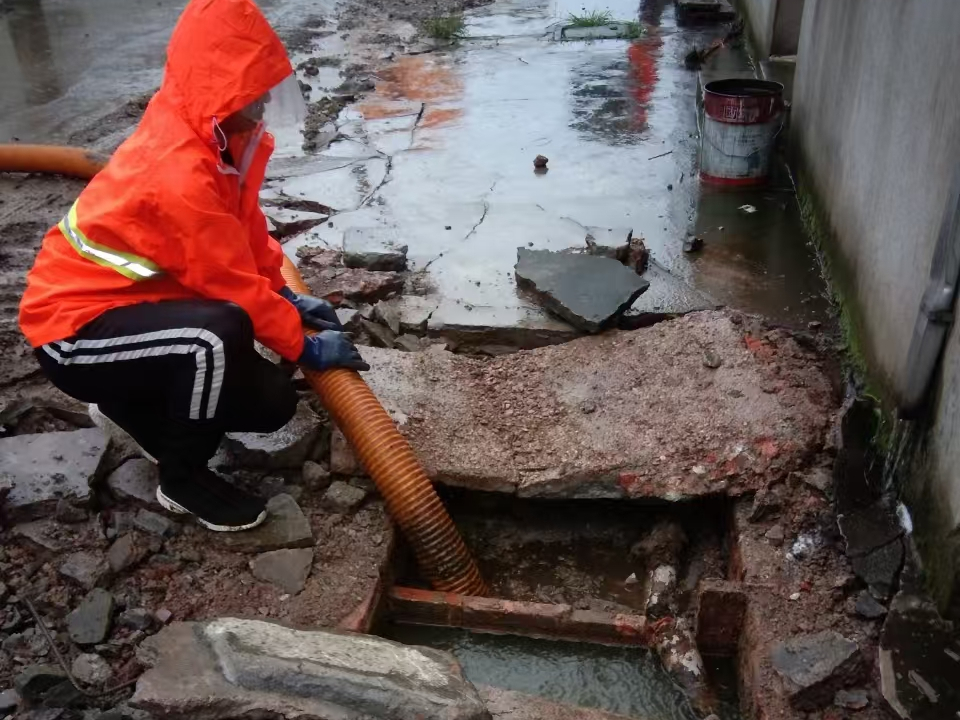 舒城专业清理污水池 炜誉市政以规范流程守护城市 “肠道”